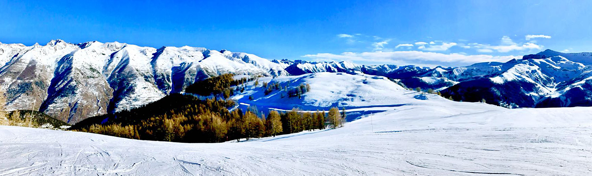 Cines de montagnes enneigées dans les Alpes Maritimes