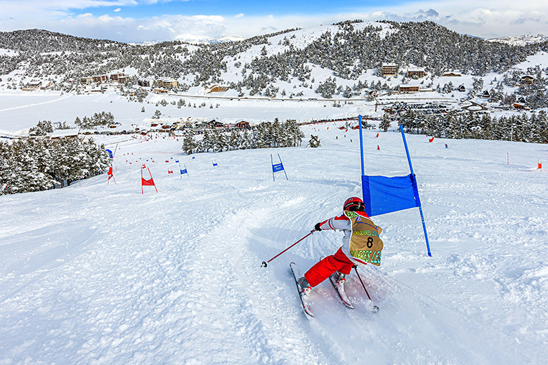 Course de ski alpin à station de ski de a Gréolières les Neiges