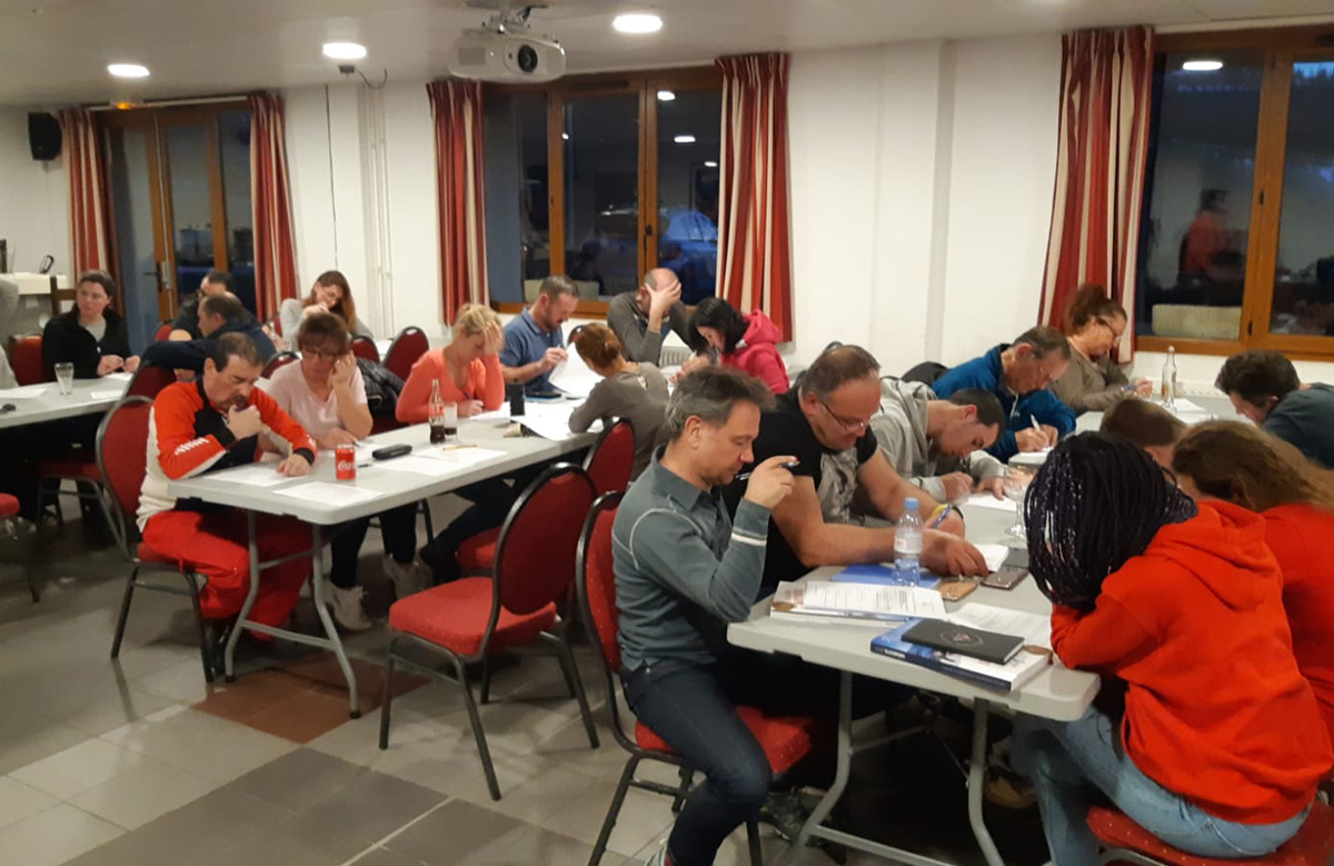 Les futurs formateurs de ski en plein cours