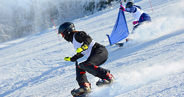 Les snowboardeurs s’affrontent dans un slalom sur deux parcours de géant identiques