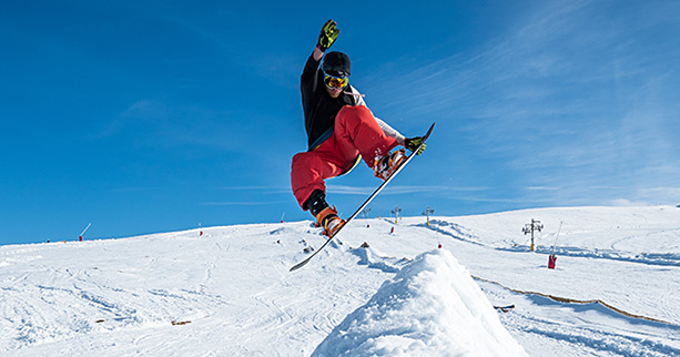 Une figure de slopestyle dans unSnow Park